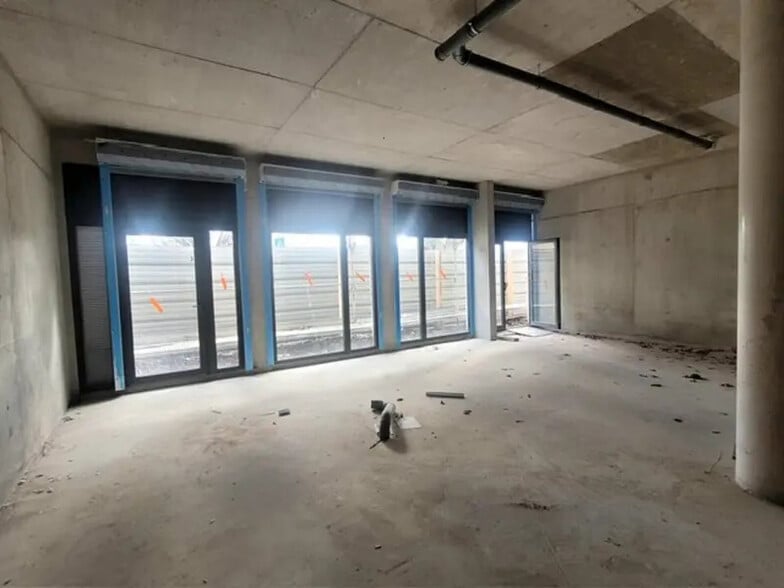 Local commercial dans Bonneuil-sur-Marne à louer - Photo de l’immeuble – Image 3 sur 14