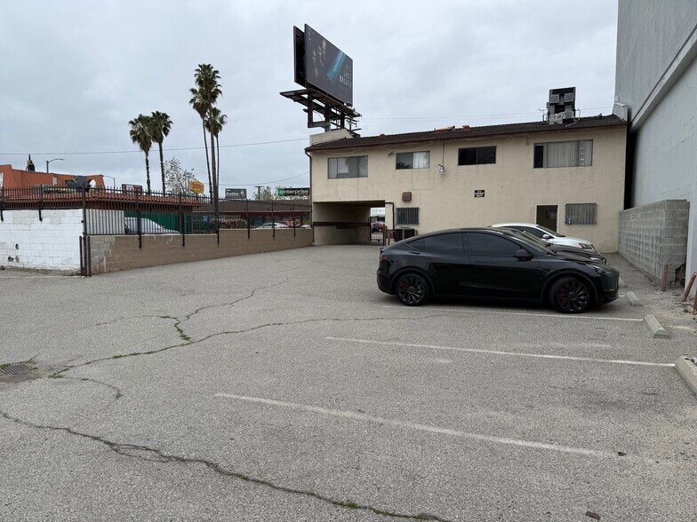 11354 Burbank Blvd, North Hollywood, CA à louer - Photo de l’immeuble – Image 2 sur 18