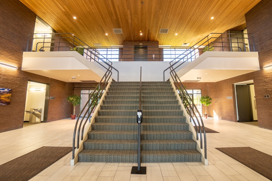 12150-12200 E Briarwood Ave, Centennial, CO à louer - Hall d’entrée – Image 3 sur 15