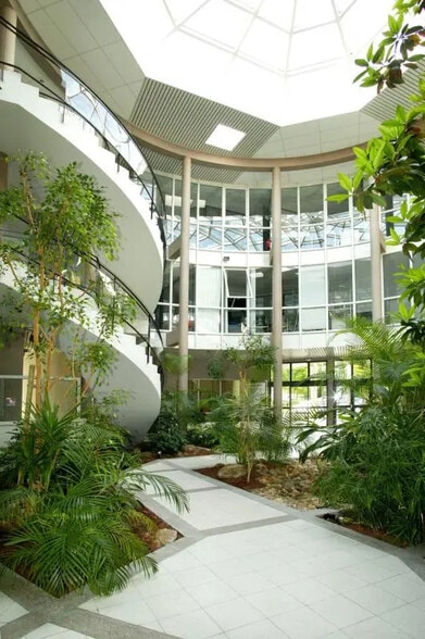 Local commercial dans Chasseneuil-du-Poitou à louer - Photo de l’immeuble – Image 2 sur 3