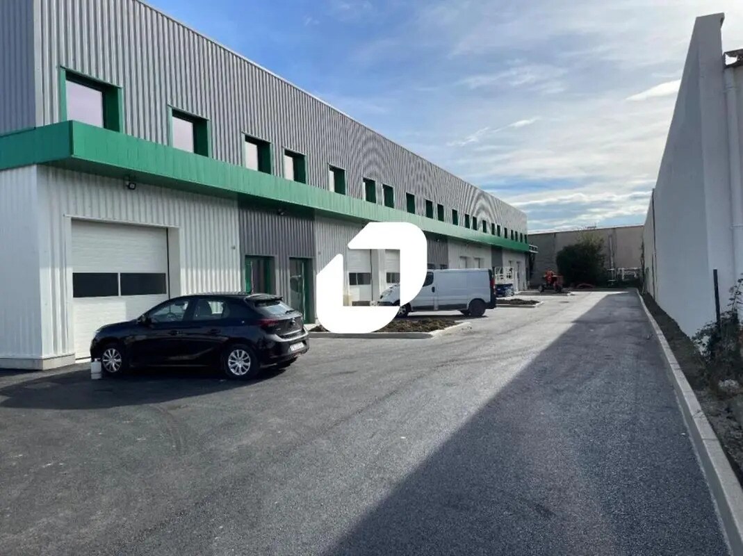 Local d’activités dans Mions à louer Photo de l’immeuble– Image 1 sur 12