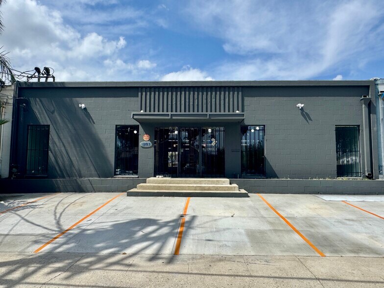 18153 Napa St, Northridge, CA à louer - Photo de l’immeuble – Image 1 sur 9