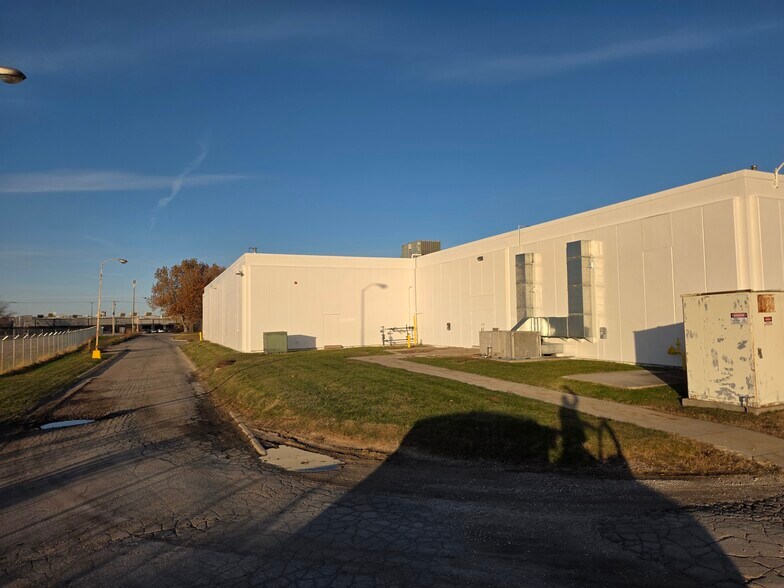 300 Airport Rd, Ames, IA à louer - Photo de l’immeuble – Image 3 sur 36