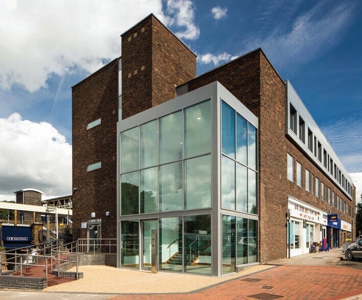 Station Appr, West Byfleet à louer - Photo de l’immeuble – Image 1 sur 7