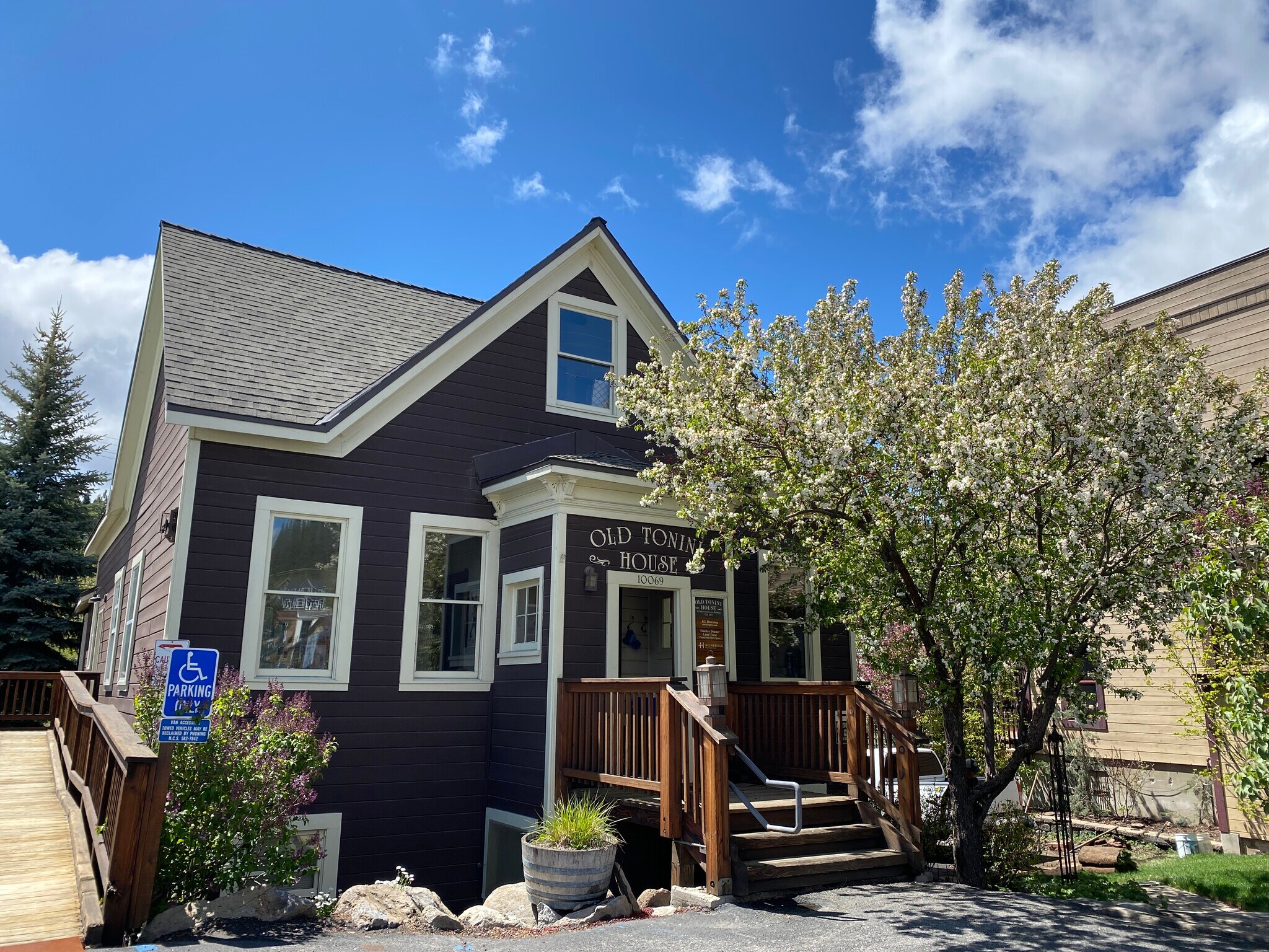 10069 W River St, Truckee, CA à louer Photo de l’immeuble– Image 1 sur 3