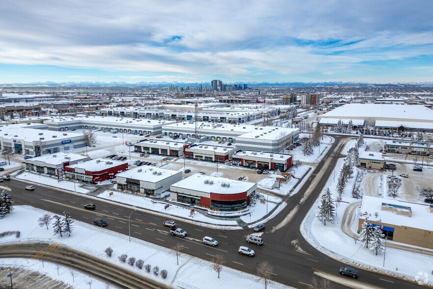 2255 32 St NE, Calgary, AB à vendre - Aérien – Image 3 sur 3