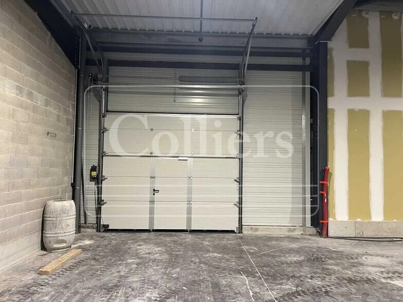 Bureau dans Saint-Estève-Janson à louer - Photo de l’immeuble – Image 2 sur 8