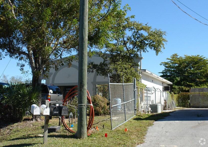 5760 Shirley St, Naples, FL à vendre - Photo de l’immeuble – Image 3 sur 5