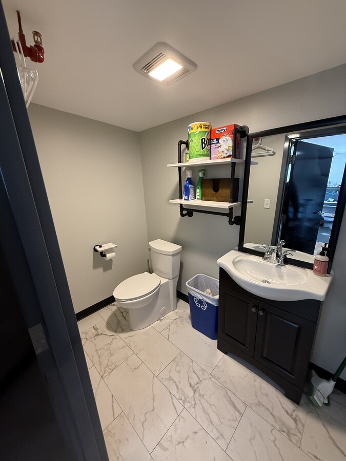 586 Pleasant St, Watertown, MA 02472 - Lot 1 -  - Photo intérieure - Image 1 of 21