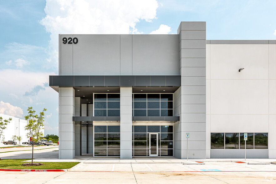 920 S Western Blvd, Denton, TX à louer - Photo de l’immeuble – Image 3 sur 9