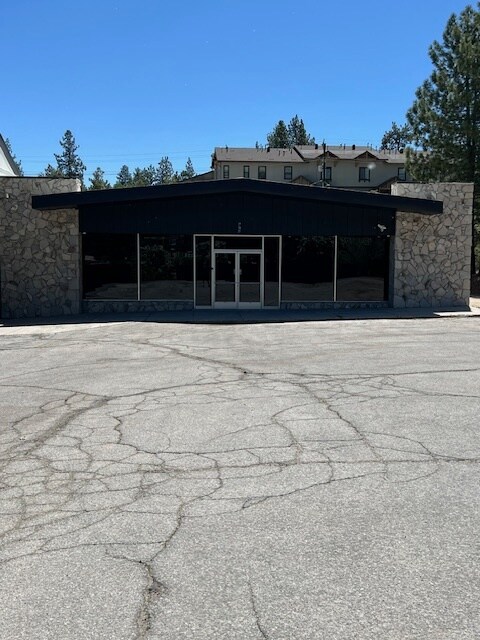 735 Stocker Rd, Big Bear Lake, CA à louer Photo principale– Image 1 sur 23