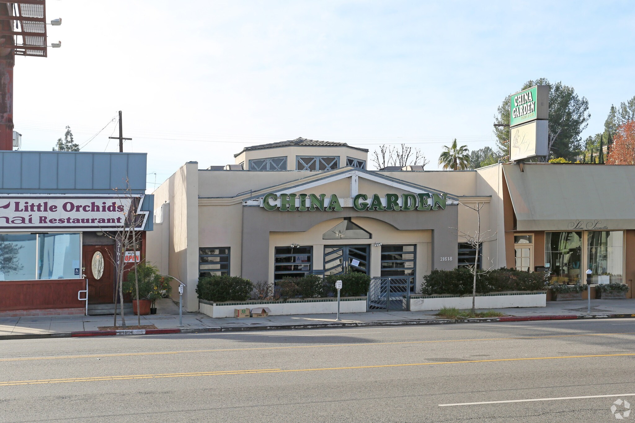 21618 Ventura Blvd, Woodland Hills, CA à louer Photo principale– Image 1 sur 4