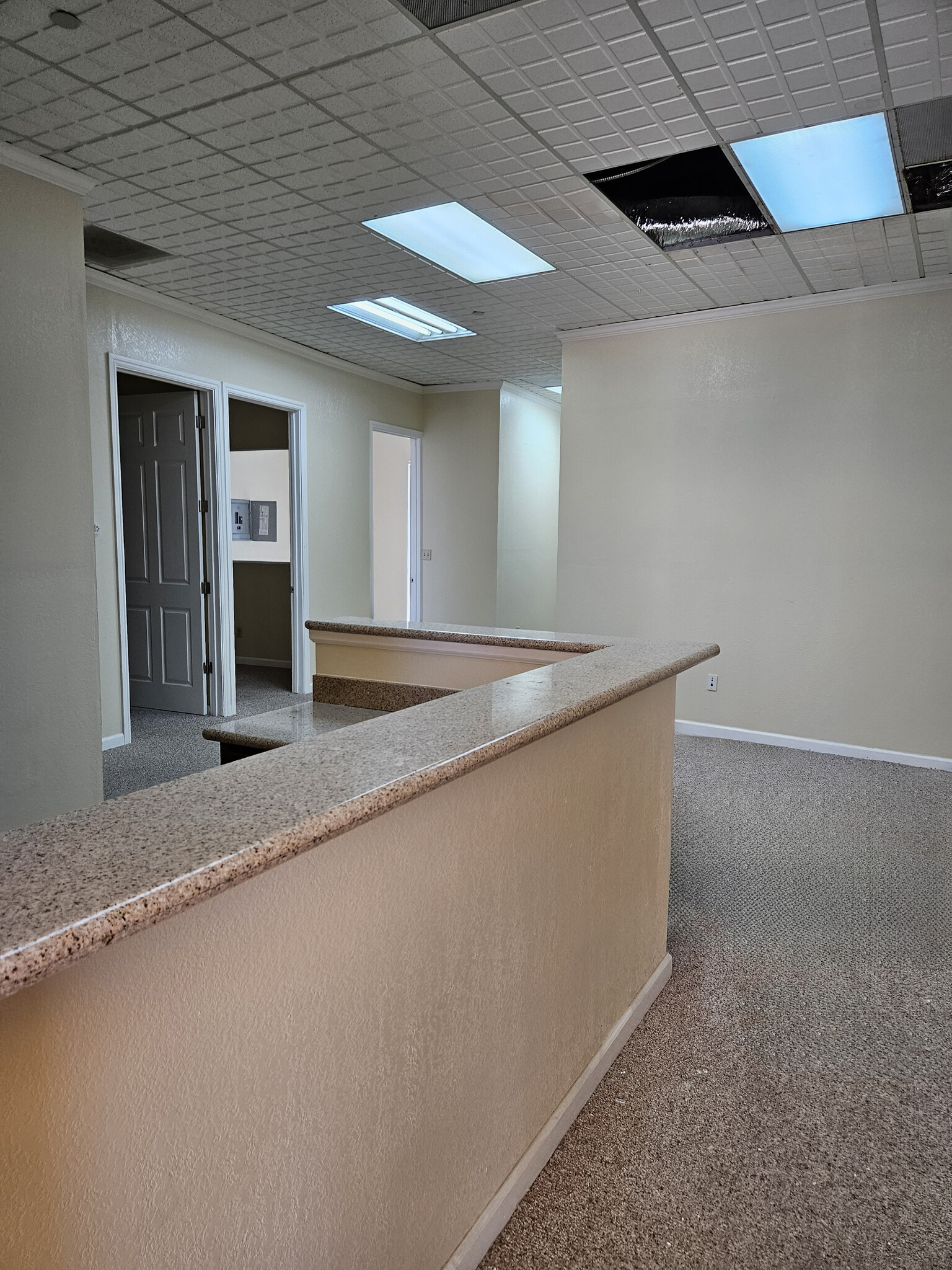 1110 W Kettleman Ln, Lodi, CA à louer Photo intérieure– Image 1 sur 9