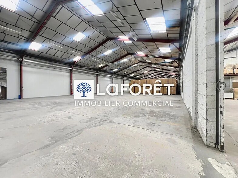 Industriel/Logistique dans  à louer - Photo de l’immeuble – Image 2 sur 7