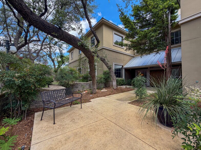13526 George Rd, San Antonio, TX à louer - Photo de l’immeuble – Image 2 sur 15