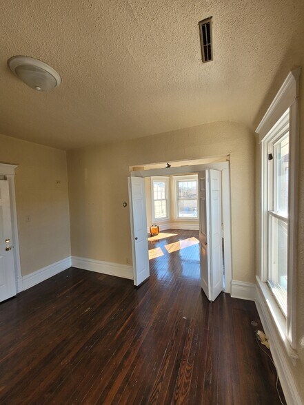 4118 W Cullom Ave, Chicago, IL à vendre - Photo intérieure – Image 2 sur 10