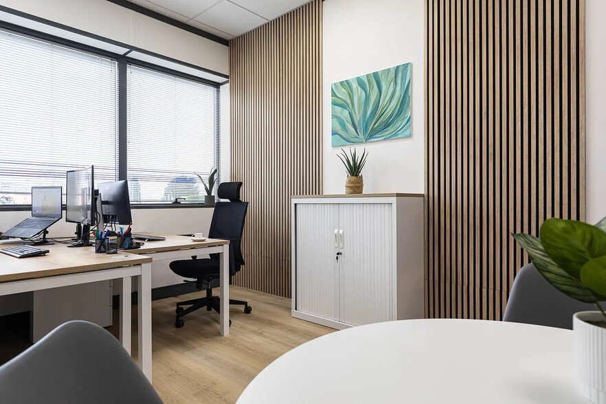 15 Rue Des Frères Lumière, Chassieu à louer - Photo de l’immeuble – Image 1 sur 6