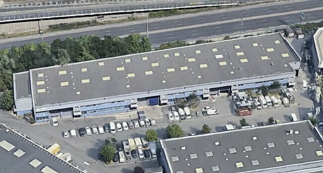 Plus de détails pour Local d'activités à louer