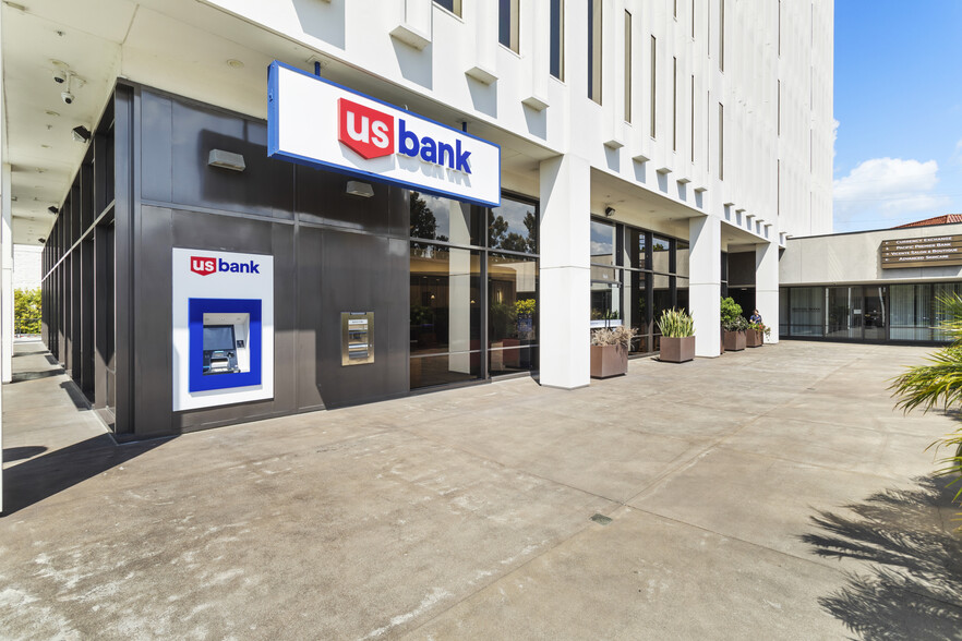 11661 W San Vicente Blvd, Los Angeles, CA à louer - Photo de l’immeuble – Image 3 sur 8