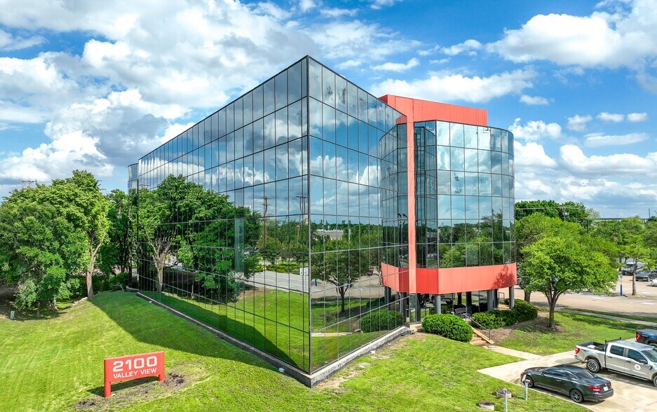 2100 Valley View Ln, Farmers Branch, TX à louer - Photo de l’immeuble – Image 1 sur 27