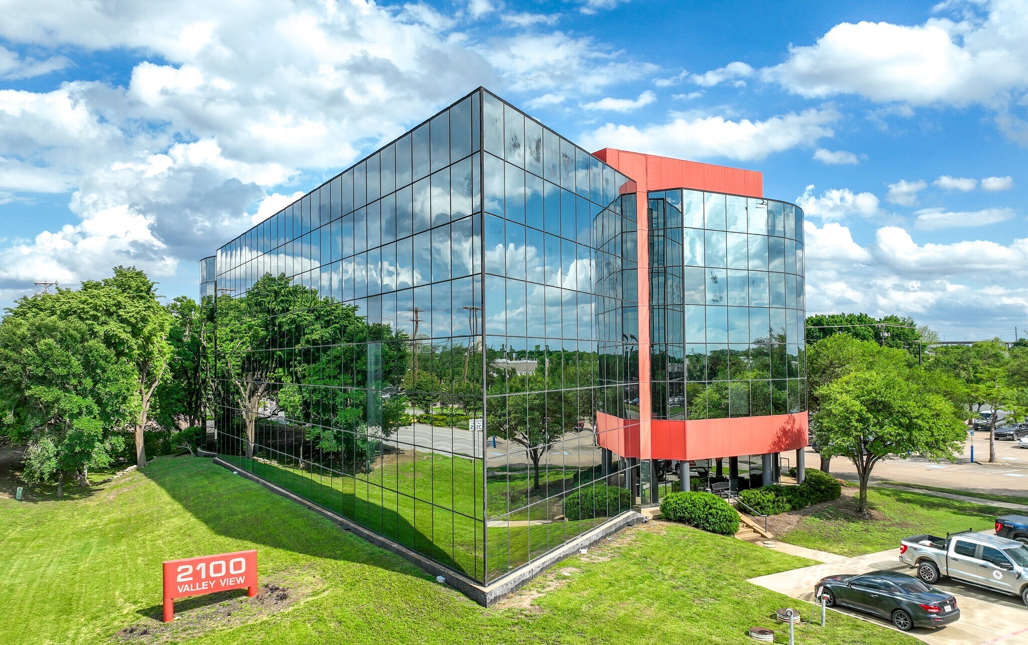 2100 Valley View Ln, Farmers Branch, TX à louer Photo de l’immeuble– Image 1 sur 28