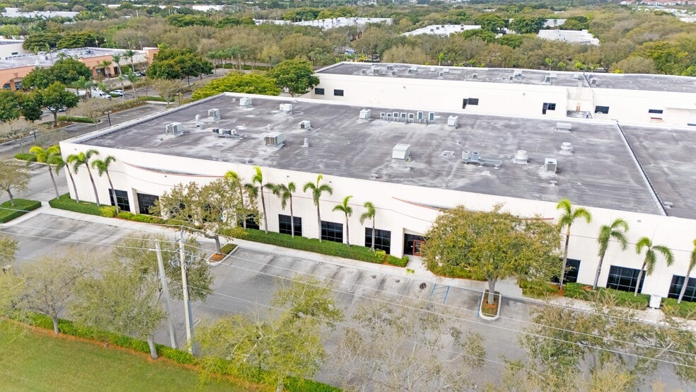 2805-2889 N Commerce Pky, Miramar, FL à louer - Photo de l’immeuble – Image 3 sur 3
