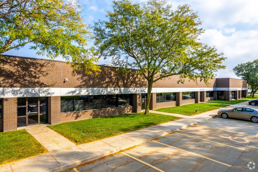 11300-11398 Aurora Ave, Urbandale, IA à louer - Photo de l’immeuble – Image 1 sur 5