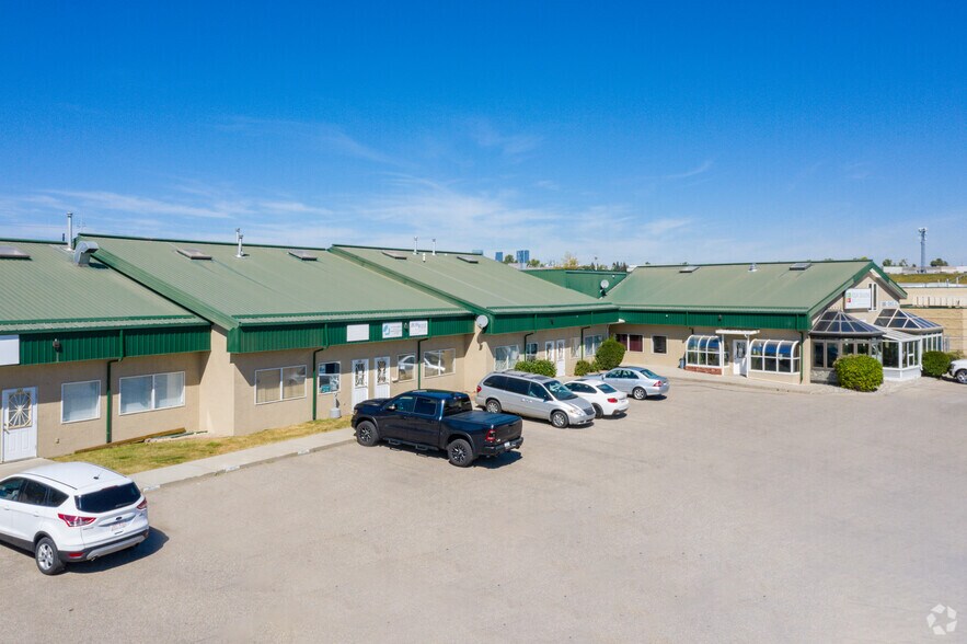 5065 13th St SE, Calgary, AB à vendre - Photo de l’immeuble – Image 2 sur 6