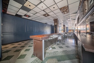 76-80 S Grove Ave, Elgin, IL à louer Photo intérieure– Image 2 sur 12