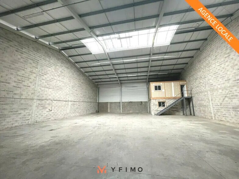 Local d’activités dans Gargenville à louer - Photo de l’immeuble – Image 2 sur 5