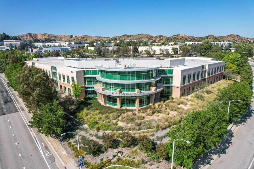 28212 Kelly Johnson Pky, Valencia, CA à vendre - Photo principale – Image 1 sur 27