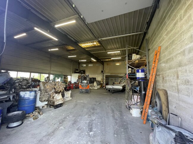 Plus de détails pour Local d’activités à vendre