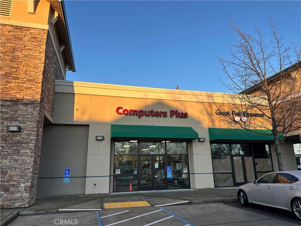 2477 Forest Ave, Chico, CA à louer Photo principale– Image 1 sur 8