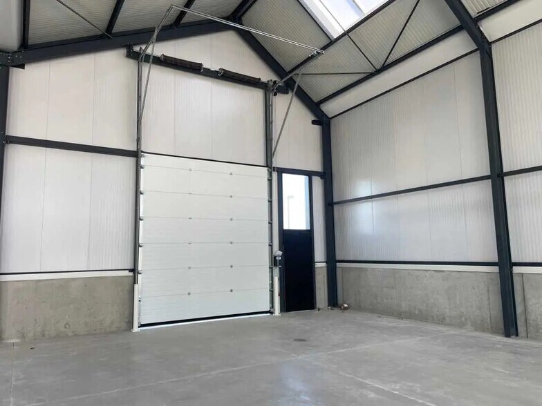 Local d'activités dans Toussieu à vendre - Photo de l’immeuble – Image 3 sur 26