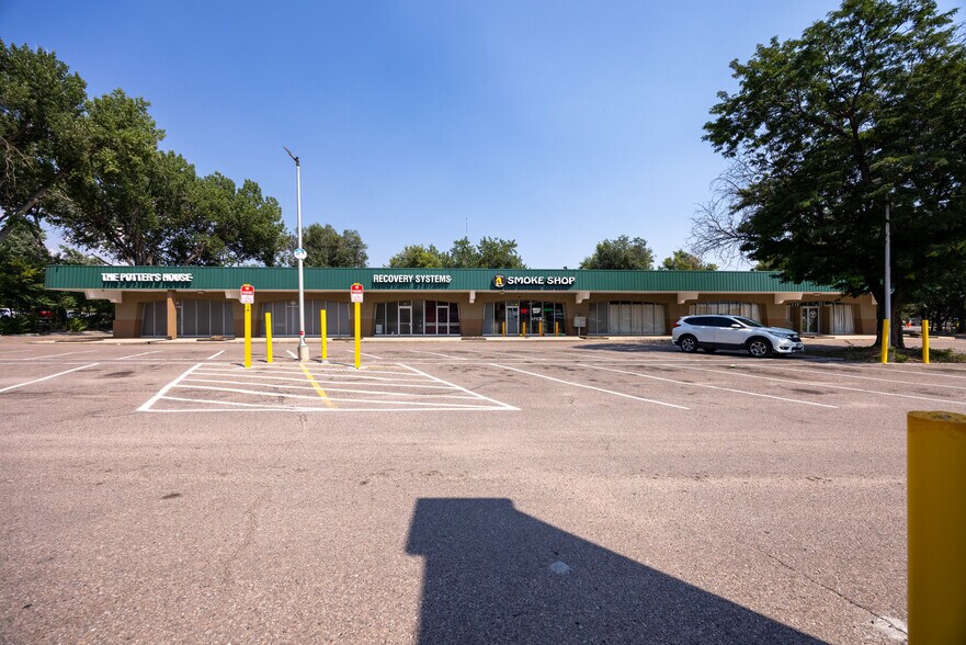 831 S Circle Dr, Colorado Springs, CO à vendre - Photo de l’immeuble – Image 3 sur 9