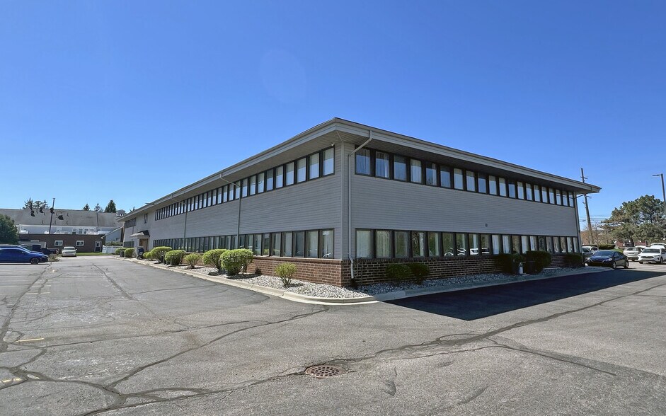 2200 N Canton Center Rd, Canton Township, MI à louer - Photo de l’immeuble – Image 3 sur 5