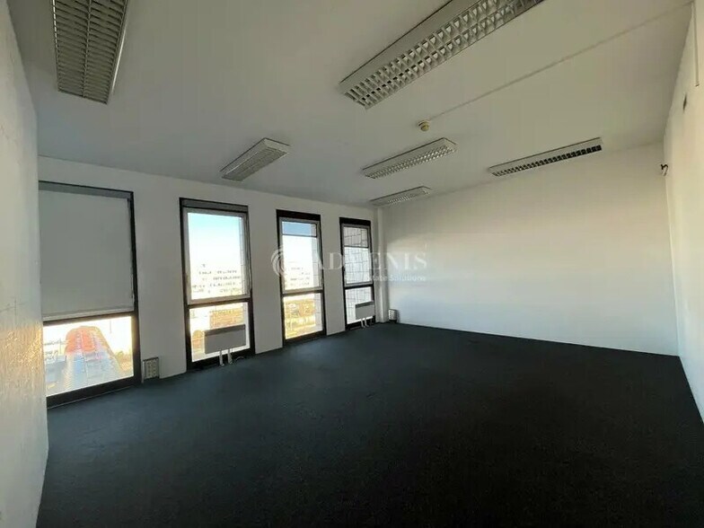 Bureau dans Montigny-le-Bretonneux à louer - Photo intérieure – Image 2 sur 9