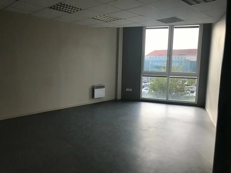 Bureau dans Calais à louer - Photo de l’immeuble – Image 3 sur 3