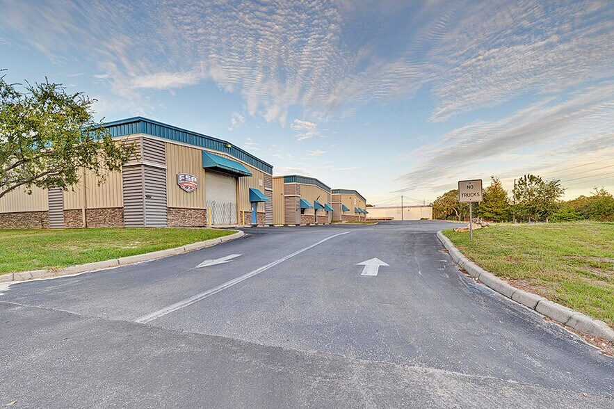 695 S Easy St, Lecanto, FL à louer - Photo de l’immeuble – Image 1 sur 17