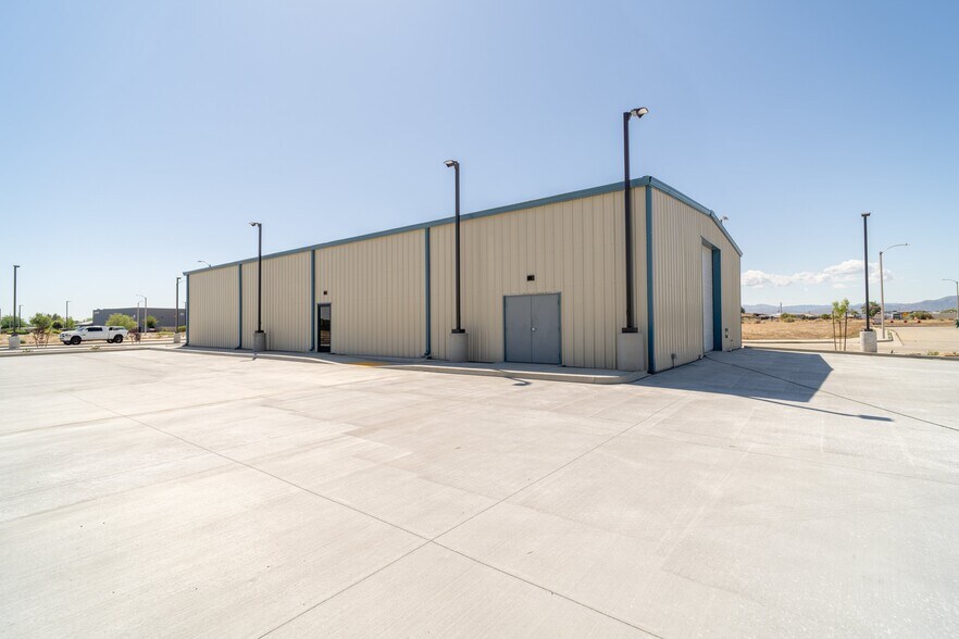 42515 Wall St, Lancaster, CA à vendre - Photo de l’immeuble – Image 1 sur 34