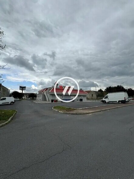 Local commercial dans Pierrelaye à louer - Photo principale – Image 1 sur 12