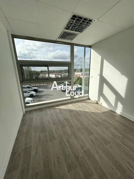 Bureau dans Saint-Raphaël à louer - Photo de l’immeuble – Image 3 sur 5