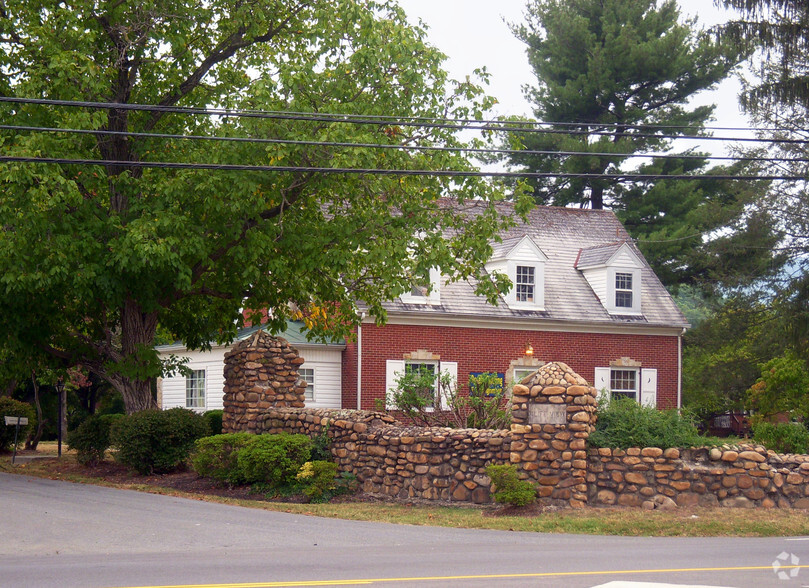 1540 Apperson Dr, Salem, VA à vendre - Photo de l’immeuble – Image 2 sur 50