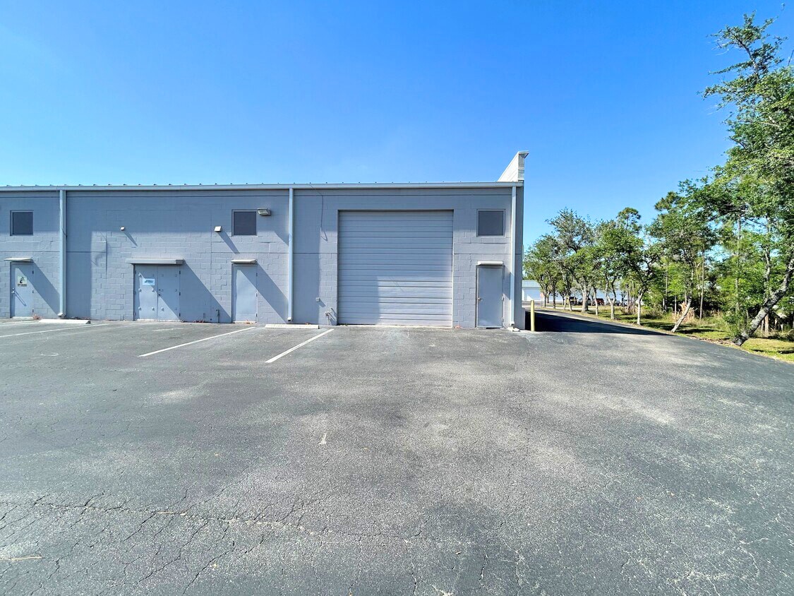 10060 Amberwood Rd, Fort Myers, FL à louer Photo de l’immeuble– Image 1 sur 8