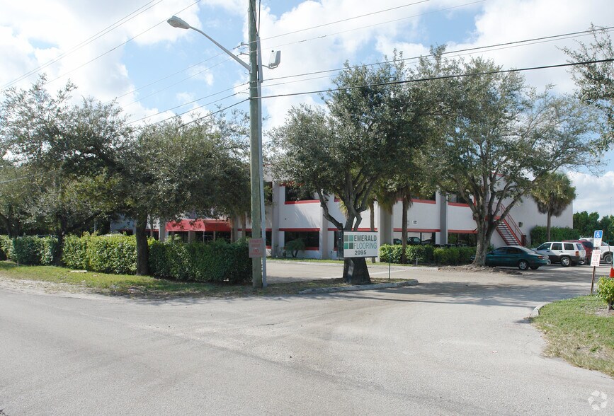 2095 N Andrews Ave, Pompano Beach, FL à louer - Photo de l’immeuble – Image 3 sur 29