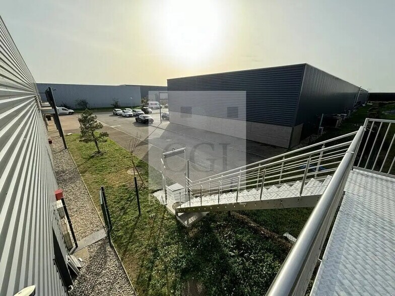 28 Rue Des Freres Lumiere, Saint-Bonnet-de-Mure à louer - Photo de l’immeuble – Image 1 sur 9