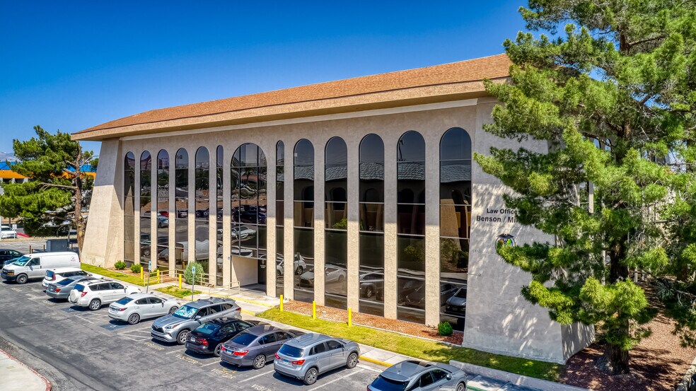 1820 E Sahara Ave, Las Vegas, NV à louer - Photo de l’immeuble – Image 3 sur 26