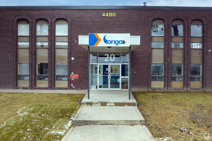 4480 Chesswood Dr, Toronto, ON à louer - Photo de l’immeuble – Image 3 sur 4