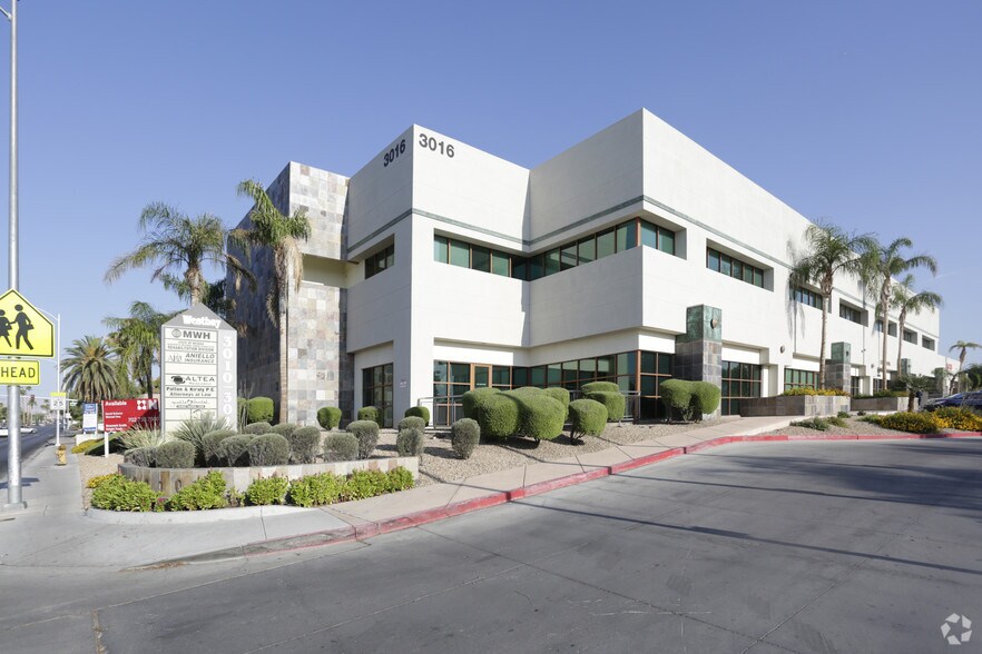 3016 W Charleston Blvd, Las Vegas, NV à louer - Photo principale – Image 1 sur 9