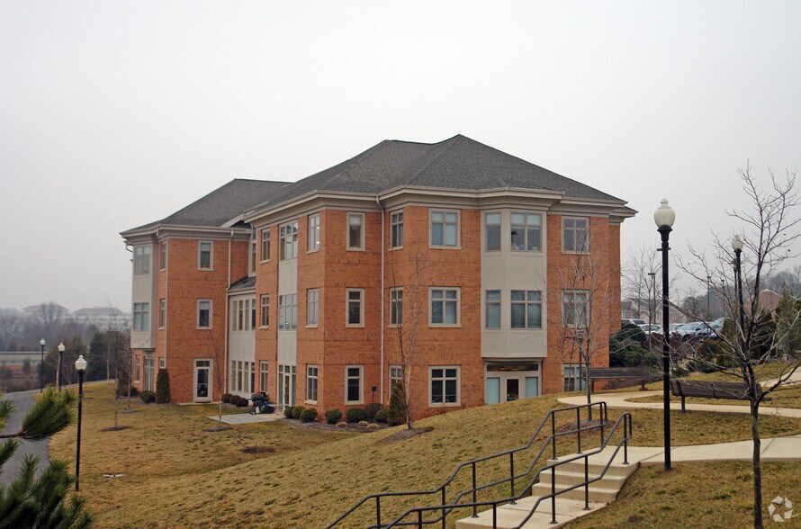 46165 Westlake Dr, Potomac Falls, VA à louer - Photo de l’immeuble – Image 2 sur 3